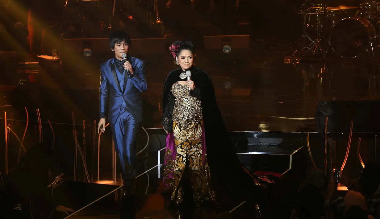 "Ini mama yang mimpi, nyanyi ama brondong. Dulu mama brondongnya, nyanyi ama Chrisye," lanjut Vina. (Nurwahyunan/Bintang.com)