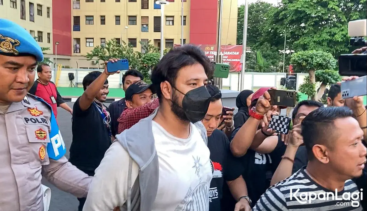 "Urinenya positif THC, amfetamin dan metamfetamin. Berarti tersangka AZ positif menggunakan narkotika jenis sabu dan ganja," sambung Indrawienny. [Foto: KapanLagi.com®/Muhammad Akrom Sukarya]