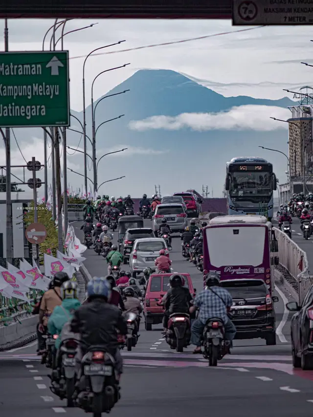 Gunung Gede Pangrango dari Flyover Senen