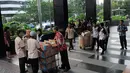 Beberapa pegawai KPK saat bersiap menggelar aksi bagi-bagi takjil di depan Gedung KPK, Jakarta, Kamis (24/07/14). (Liputan6.com/Faisal R Syam) 