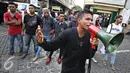 Mahasiswa berunjuk rasa di depan Kantor DPP PKB, Jakarta, Rabu (16/3). Kericuhan terjadi karena petugas melarang mahasiswa berunjuk rasa di depan Kantor DPP PKB sehingga mengakibatkan kemacetan di sekitar lokasi. (Liputan6.com/Immanuel Antonius)