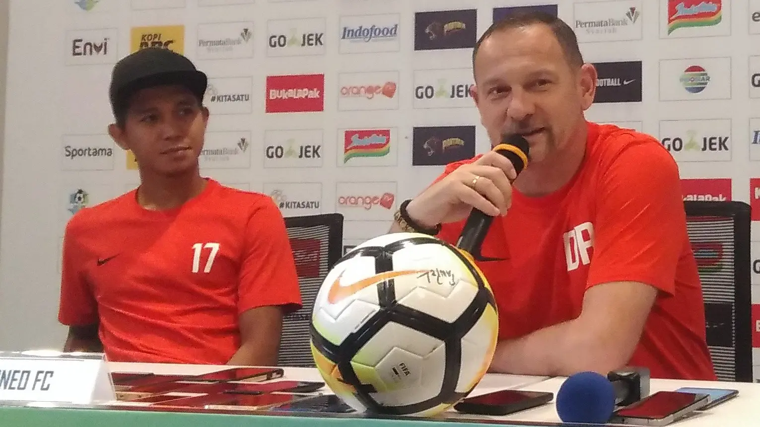 Pelatih Borneo FC, Dejan Antonic. (Bola.com/Muhammad Ginanjar)