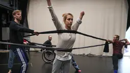 Penari dari Candoco Dance Company melakukan latihan jelang pertunjukan di London utara, Inggris (13/4). Candoco Dance Company akan menampilkan satu karya yang melibatkan gabungan penari dengan penari penyandang disabilitas. (AFP Photo/Daniel Leal Olivas)