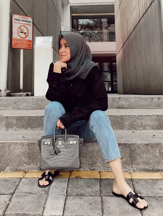 Berawal dari Olla yang bersuara dan mengatakan ada orang yang membicarakannya dari belakang. Akhirnya setelah ditelusuri, orang tersebut adalah sahabatnya sendiri. Olla mendapat rekaman suara yang berisi tuduhan dirinya berselingkuh dari sang suami, Aufar Hutapea. (Instagram/ollaramlanaufar)