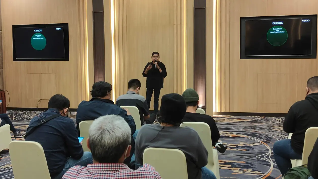PR Manager Oppo Indonesia Aryo Medianto saat presentasi di acara OPPO Reno Portrait Workshop di Jakarta.