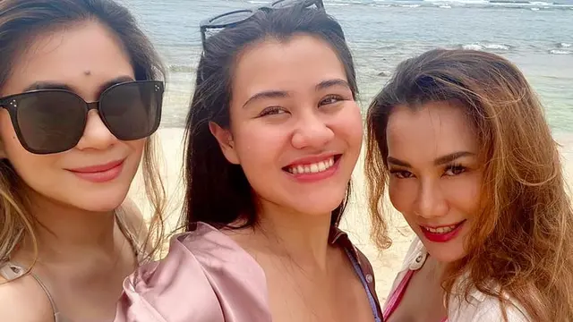 Selalu Tampil Kompak, Ini 6 Potret Liburan Reza Artamevia dan Aaliyah Massaid ke Bali