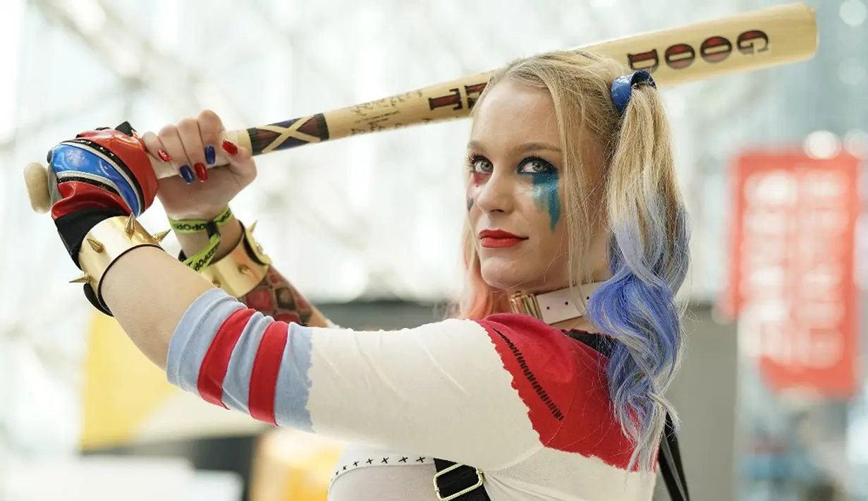Cosplayer tiba pada hari pertama New York Comic Con 2021 di Jacob Javits Center, New York, Amerika Serikat, 7 Oktober 2021. New York Comic Con 2021 merupakan acara budaya pop terbesar di East Coast yang berlangsung selama empat hari ini. (TIMOTHY A. CLARY/AFP)