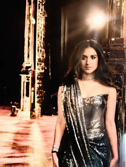 Ditata oleh penata busana selebriti Rhea Kapoor, Radhika melengkapi penampilannya dengan perhiasan berlian mewah, termasuk kalung choker, gelang bertumpuk, dan anting-anting stud yang mencolok. [@rheakapoor].
