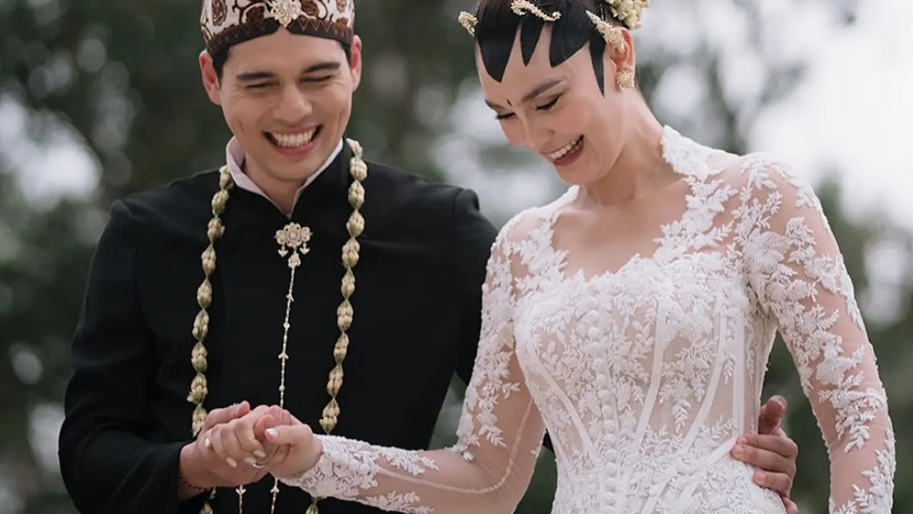 Kebaya pilihan Luna Maya di hari pernikahan. [@lunamaya]