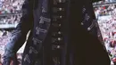 Jimin tampil dengan vibes ala Prince Dior di atas panggung. Ia kenakan jaket Dior hitam berbahan wol dengan kerah berlekuk dan bordir Brandebourg, rompi yang senada, dan celana kulit hitam. Ia juga mengenakan syal sutra hitam dan ikat pinggang kulit hitam Dior Medaillon. [Dior]