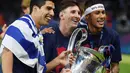 Trio MSN Barcelona, Neymar Jr, Luis Suarez dan Lionel Messi melakukan selebrasi usai berhasil menjuarai Liga Champions dengan mengalahkan Juventus di Stadion Olympic, Berlin, Sabtu, (6/6/2015). (AFP/Patrik Stollarz)