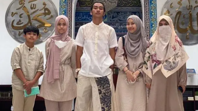 Abidzar Jadi Imam Sholat saat Umrah, Ini 6 Potretnya saat Pakai Busana Muslim