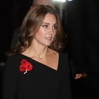 Kate Middleton harus selalu bawa clutch, pernah terpikir kah apa isinya? (Foto: instagram.com/katemiddletonphotos)