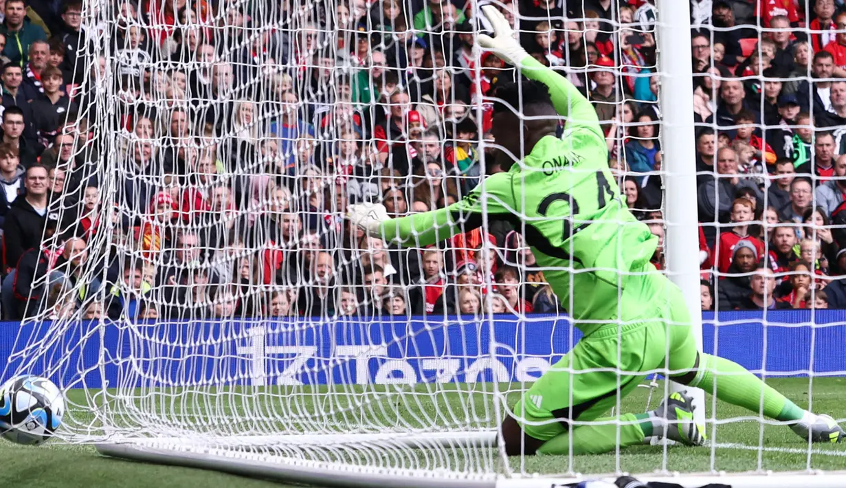 Kiper Manchester United, Andre Onana gagal menghalau bola tendangan pemain RC Lens, Florian Sotoca pada laga uji coba pramusim di Old Trafford, Manchester, Sabtu (05/08/2023). (AFP/Darren Staples)