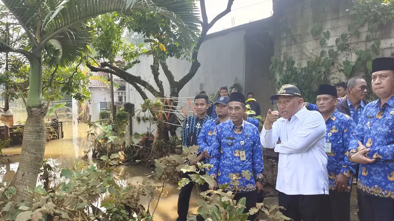 Wali Kota Depok, Mohammad Idris mendatangi lokasi rumah warga yang kebanjiran di Kampung Bulak Barat, Cipayung, Depok.