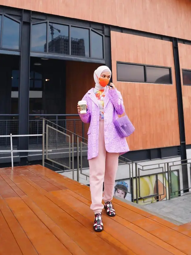7 Ide Padu Padan Celana Jogger Wanita Berhijab dari Irish Bella hingga Olla Ramlan