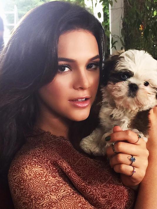 4. Bruna Marquezine - Model Brazil 22 tahun yang kini dikencani oleh Neymar Jr. Sempat berpacaran pada tahun 2012 namun kandas dua tahun setelahnya. Pada tahun 2017 mereka kembali menjalin hubungan yang harmonis, hingga sekarang. (Instagram)