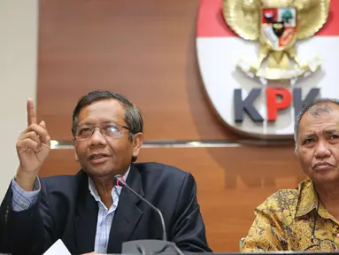 Mantan Ketua Mahkamah Konstitusi (MA) Mahfud MD (kiri) bersama Ketua KPK Agus Raharjo menggelar konferensi pers terkait pembentukan Panitia Khusus (Pansus) Hak Angket KPK di Jakarta, Rabu (14/6). (Liputan6.com/Helmi Afandi)