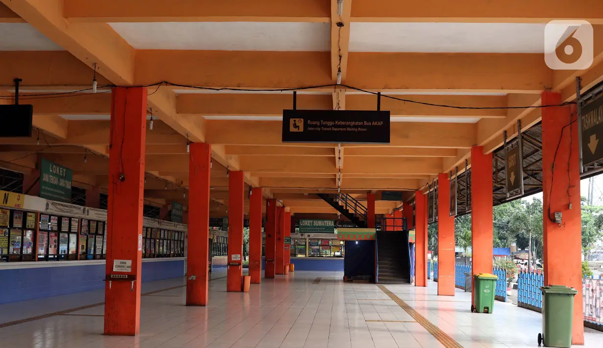 Suasana ruang tunggu keberangkatan Terminal Kampung Rambutan, Jakarta, Sabtu (25/4/2020). Untuk mencegah dan memutus mata rantai penularan virus Covid-19, pemerintah resmi melarang aktivitas mudik pada Jumat (24/4) lalu. (Liputan6.com/Helmi Fithriansyah)