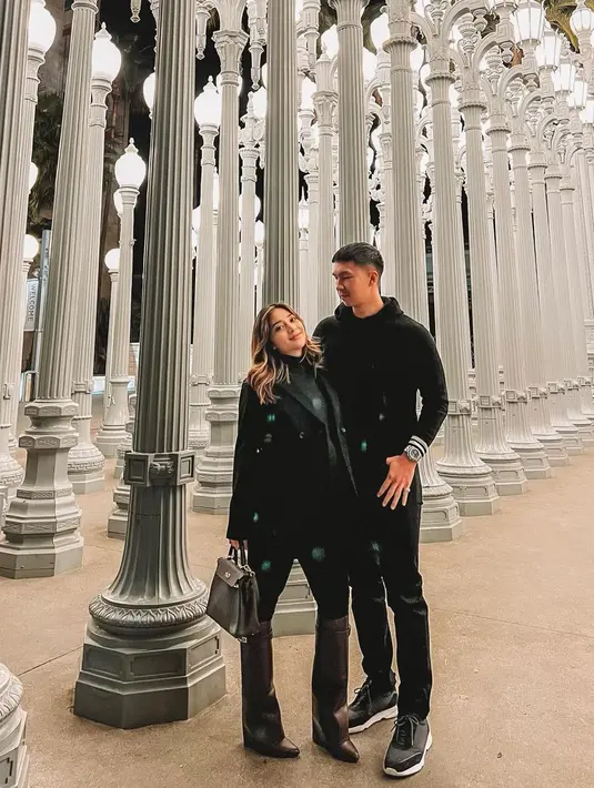 Sepatu boots kulit sampai lutut menjadi pernyataan gaya tampilan all-black Nikita Willy (Foto: Instagram @nikitawillyofficial94)