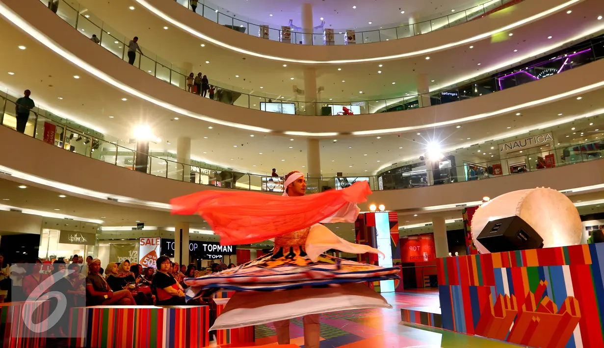 Penari membawakan Tarian Sufi Mesir, Tanoura di Atrium Senayan City, Jakarta (22/06). Tarian yang dibawakan dua pria ini berputar  menggunakan rok berwarna ganda. (Liputan6.com/Fery Pradolo)