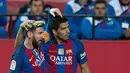 Pemain Barcelona, Lionel Messi dan Luis Suarez, merayakan gol ke gawang Sevilla pada laga lanjutan La Liga di Ramon Sanchez Pizjuan Stadium, Minggu (6/11/2016). (AFP/Jorge Guerrero)