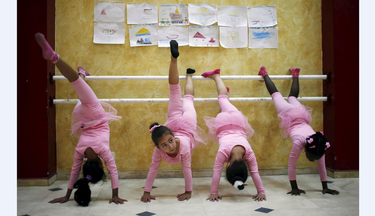 Anak-anak Palestina berlatih balet yang diselenggarakan oleh Al-Qattan Center for Children di Gaza. (25/11/2015). (Reuters/Suhaib Salem)