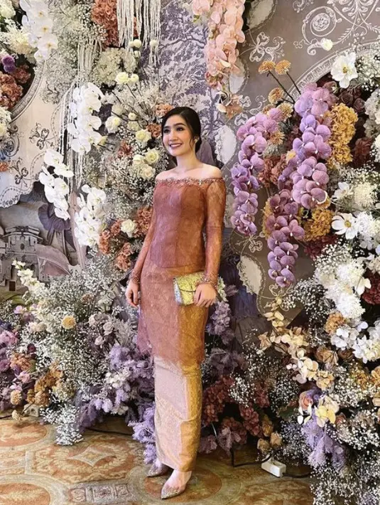 <p>Febby Rastanty tampil elegan dengan kebaya panjang off shoulder dipadukan songket dan stiletto heels transparannya. @febbyrastanty</p>