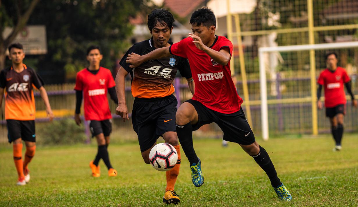 Pemain Andy Sport berebut bola saat melawan AMW Tangerang pada laga final Ayo Tangerang di Stadion Mini Ciasuk, Tangerang, Sabtu (13/7). Andy Sport menang 3-1 atas AMW. (Ayo Tangerang)
