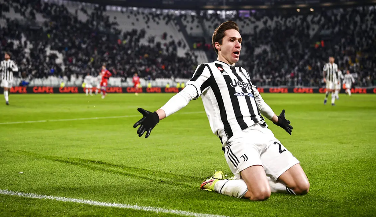 Pemain Juventus Federico Chiesa melakukan selebrasi usai mencetak gol ke gawang Napoli pada pertandingan sepak bola Serie A Liga Italia di Allianz Stadium, Turin, Italia, 6 Januari 2022. Pertandingan berakhir 1-1. (Fabio Ferrari/LaPresse via AP)