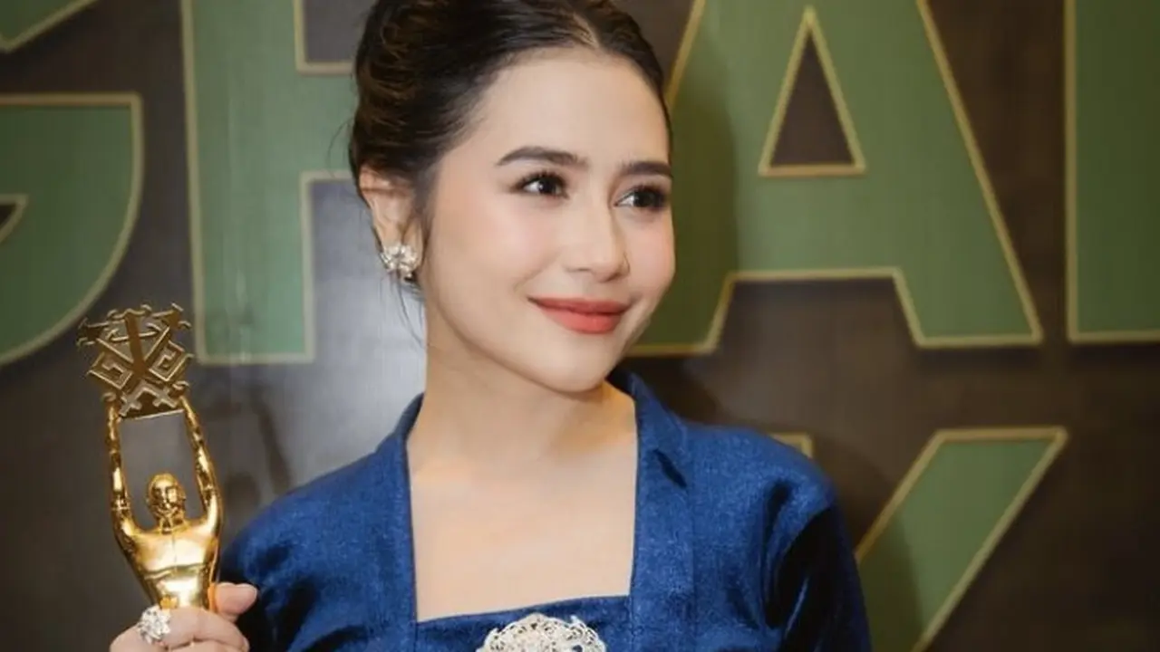 Prilly memenangkan penghargaan Aktris IKJ Awards 2024. (Instagram.com/@prillylatuconsina96)