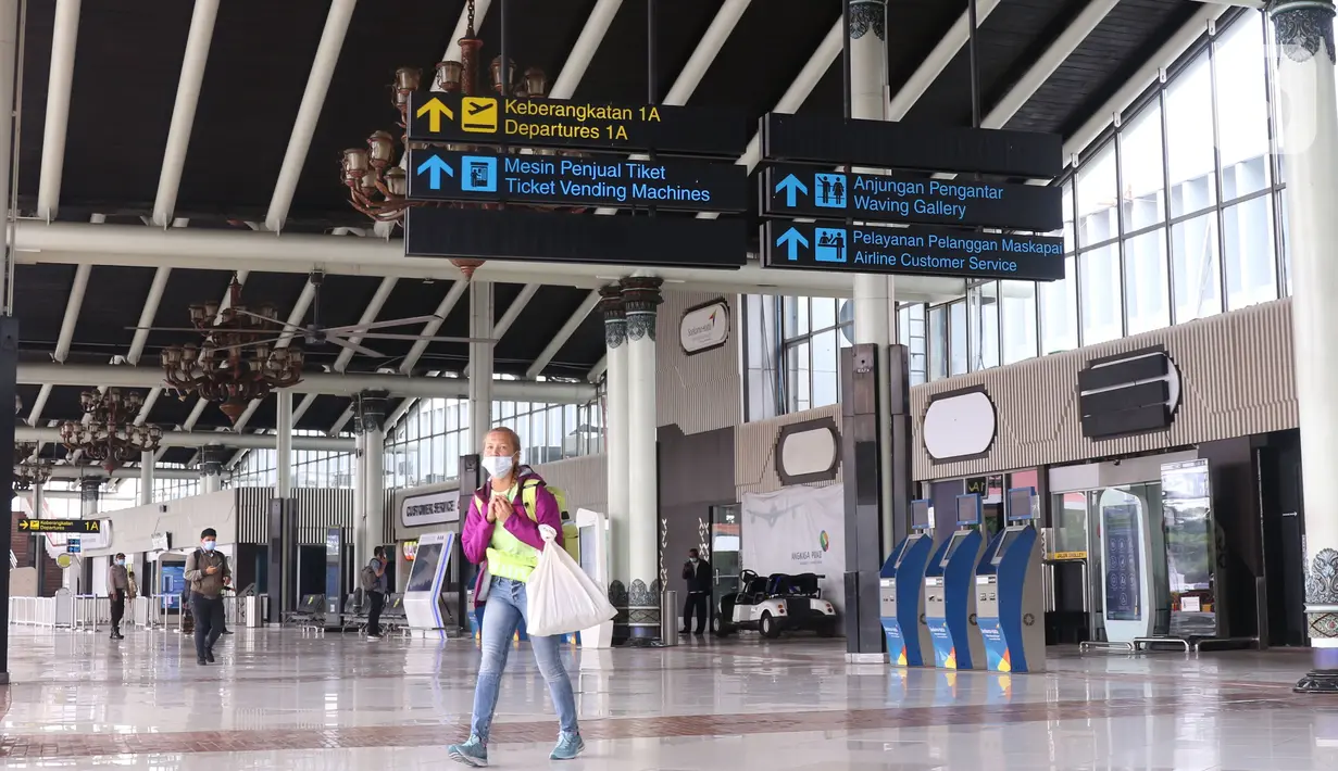 Seorang wanita melintas di area Terminal 1 Bandara Soekarno-Hatta, Tangerang, Banten, Jumat (1/4). Per 1 April 2022, PT Angkasa Pura II (Persero) mengaktifkan kembali Terminal 1 Bandara Soekarno Hatta untuk melayani keberangkatan dan kedatangan penumpang pesawat rute domestik. (Liputan6.com/Angga Yu