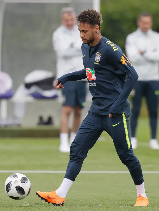 Pemain timnas Brasil Neymar membawa bola saat mengikuti sesi latihan di London, Inggris (29/5). Neymar dan rekan-rekannya melakukan latihan jelang pertandingan persahabatan melawan Kroasia. (AP / Kirsty Wigglesworth)