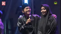 Gus Iqdam bikin salting Ning Nila saat menyanyikan lagu "Ku Tak Bisa". (Youtube Gus Iqdam Official)