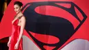 Gal Gadot, sang pemeran Wonder Women beraksi dalam balutan plunging dress warna merah dari Prada di karpet merah pemutaran film 'Batman v. Superman: Dawn of Justice' di London, Inggris, 22 Maret 2016. (JUSTIN TALLIS/AFP)