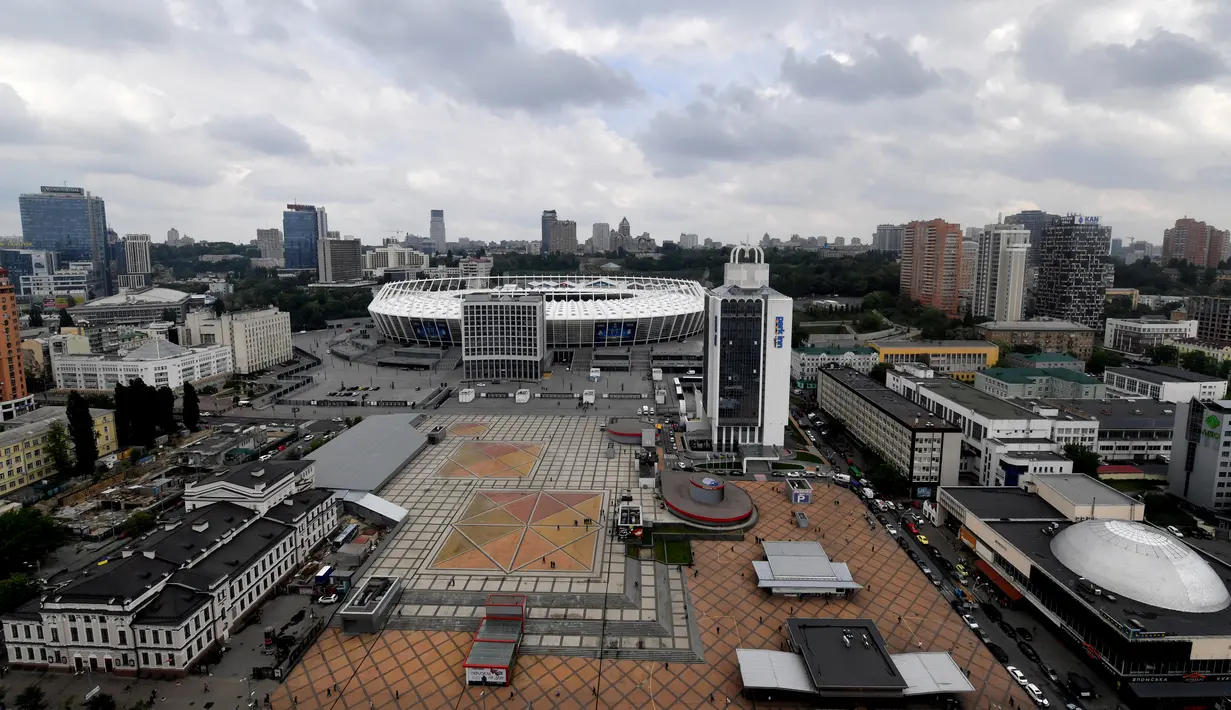 Foto udara memperlihatkan stadion NSC Olimpiyskiy yang akan menjadi tuan rumah final Liga Champions 2018 antara Real Madrid vs Liverpool, di Kiev, Senin (14/5). Ini adalah kali pertama Ukraina menjadi tuan rumah final Liga Champions. (AFP/Sergei SUPINSKY)