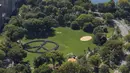 Ribuan orang mencoba memecahkan rekor dunia untuk rantai manusia terpanjang dalam bentuk tanda perdamaian di New York Central Park, Selasa (6/10). Kegiatan itu menandai ulang tahun John Lennon ke-75. (REUTERS/NYonAir/Paul GaNun)