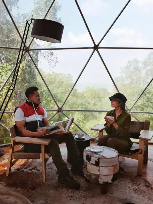 Menikmati sore dengan kekasih memang idaman setiap orang, apalagi jika disertai dengan pemandangan yang indah. (Foto: instagram.com/nikitawillyofficial94)