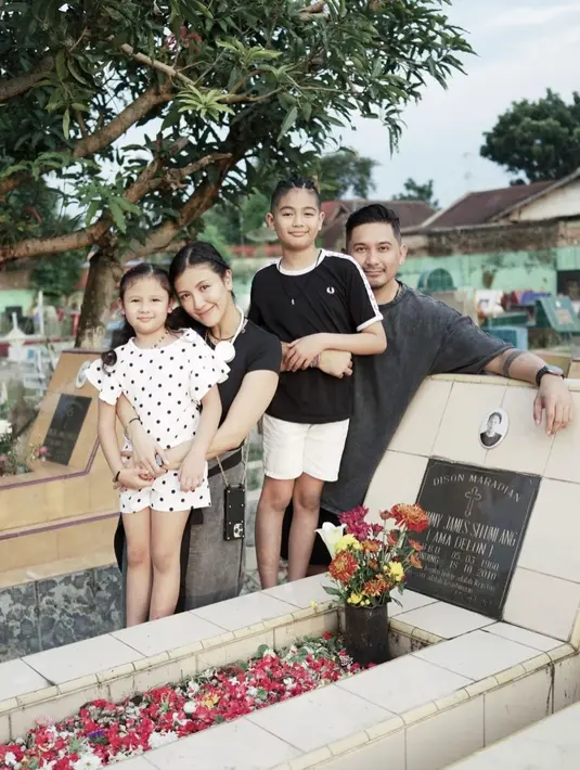 Mudik ke Medan dalam rangka liburan anak sekolah ini juga jadi kesempatan untuk Ryan Delon dan Sharena ajak kedua buah hatinya ziarah ke makam ayah Ryan Delon. Keluarga artis ini selaras mengenakan busana nuansa hitam dan putih. Melihat foto mendiang ayah Ryan Delon di nisan, netizen salah fokus jika ayah aktor berusia 39 tahun ini sangat mirip dengan dirinya. (Liputan6.com/IG/@mrssharena)