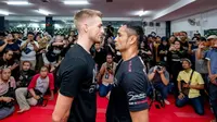 Jonathan Haggerty (kiri) berhadapan dengan Sam-A Gaiyanghadao oada ajang ONE Championship di Jakarta, Jumat (3/5/2019). (Dok One Championship)