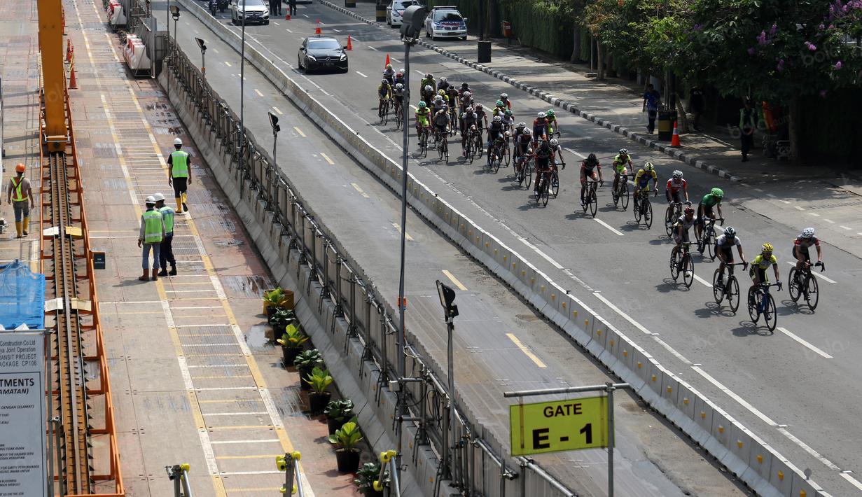 Pekerja mulai sibuk mengerjakan proyek MRT saat balapan Tour de Jakarta berlangsung di Bundaran Hotel Indonesia, Jakarta, Sabtu (30/7/2016). (Bola.com/Nicklas Hanoatubun)