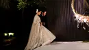 Aktris Bollywood Priyanka Chopra dan musisi AS Nick Jonas berjalan saat resepsi pernikahan mereka di New Delhi, India, Selasa (4/12). Priyanka Chopra dan Nick Jonas menikah dalam dua upacara yang berbeda. (AP Photo/Altaf Qadri)