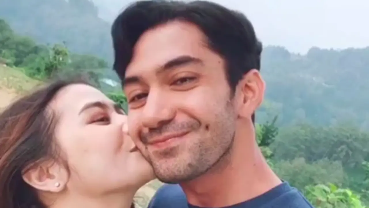 Prilly Latuconsina Dan Reza Rahadian Mesra Liburan Berdua Netizen Kaya Lagi Honeymoon 