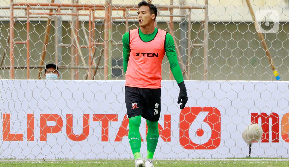 FOTO: Momen Unik Muhammad Ridho Pakai Rompi Saat MU vs PSS Sleman di ...