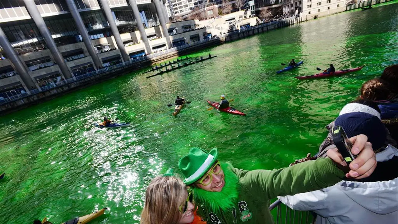 Air di sungai utama di Chicago berubah warna menjadi hijau dalam perayaan Hari Santo Patrick, 17 Maret 2018 (Paul Beaty/AP)