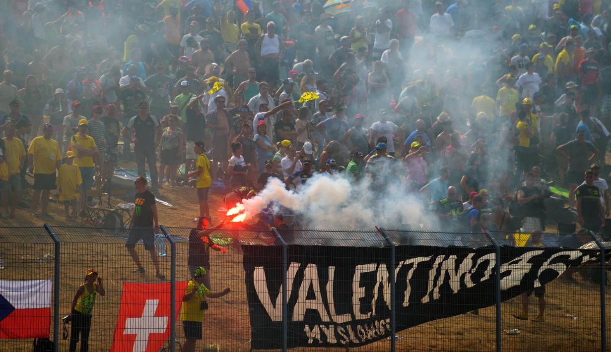 Fans Valentino Rossi merayakan keberhasilan Rossi meraih peringkat tiga dalam GP Ceska di Sirkuit Brno, Republik Ceska, (16/8/2015). (AFP Photo/Michal Cizek)