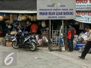 Pemprov DKI Jakarta Utara berikan surat peringatan pertama (SP1) untuk warga yang tinggal di Zona 1-3 Pasar Ikan, RW04, Kelurahan Penjaringan, Kecamatan Penjaringan, Jakarta Utara, Rabu (30/3/2016). (Liputan6.com/Yoppy Renato)