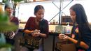 Sejumlah pengunjung bermain bersama landak di kafe landak, Tokyo, Jepang, 5 April 2016. Para pelanggan harus mengantre cukup lama supaya bisa masuk ke kafe yang dinamakan “Harry” itu. (REUTERS/Thomas Peter)