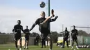 Penyerang Sporting CP Islam Slimani mengambil bagian dalam sesi latihan di tempat latihan Akademi Cristiano Ronaldo di Alcochete dekat Lisbon pada 14 Februari 2022. Sporting CP akan menjamu Manchester City dalam leg pertama 16 besar Liga Champions, Rabu (16/2) dini hari WIB. (FILIPE AMORIM/AFP)