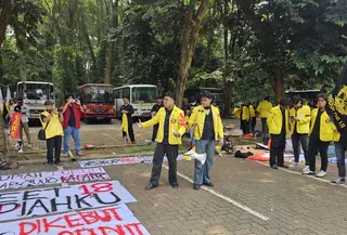 Mahasiswa UI berkumpul di lapangan parkir Fisip UI untuk bertolak ke Jakarta malakukan aksi demontrasi di Jakarta. (Liputan6.com/Dicky Agung Prihanto)